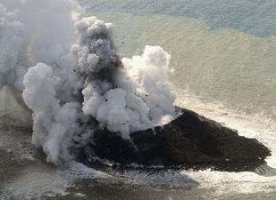 Iceland lowers its aviation alert from red to orange, no sign of an eruption – yet