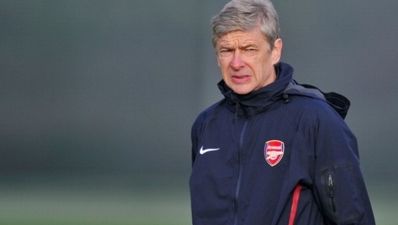 Video: Arsene Wenger struggles comically to close jacket at Old Trafford; mistakenly thinks nobody spotted him