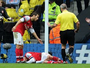 Pic: Laurent Koscielny posts gruesome picture of his gashed knee (Warning: Graphic Content)