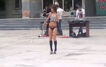 Video: Russian street performer interrupted by unlikely dance-off opponent