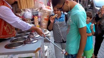 Video: This is how they serve ice cream in Turkey