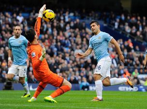 GIF: Hugo Lloris makes a fantastic save from Sergio Aguero