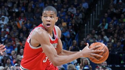 Pic: NBA player puts his giant hand against journalist’s tiny hand