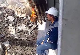 Video: These Russian construction workers have an ingenious way of lighting their cigarettes
