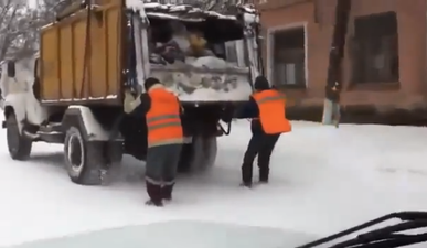 Video: Russian bin men get a little creative at work