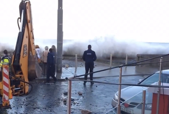 Video: Footage of garda running from big wave is quite funny