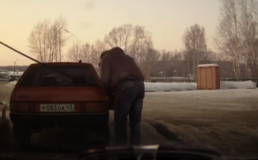 Video: Russian bloke manhandles his car to avoid parking it properly