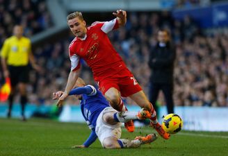 Transfer talk: United set to follow up Mata signing with bid for Shaw, Draxler desperate for Arsenal move, Reds eye Shaqiri