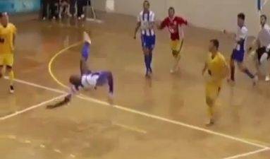 Joder! Futsal player scores outrageous overhead kick from his own half