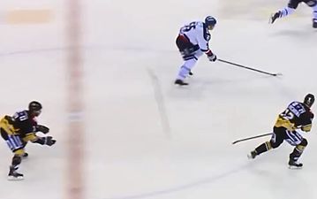 Video: How cool was that? This is how you help out your teammate on the ice-rink