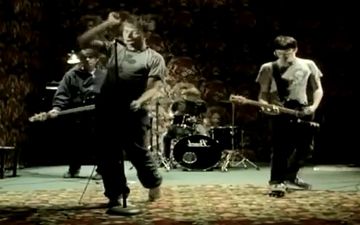 Video: There’s a ticket barrier on the Tube in London that sounds just like Blur’s Song 2