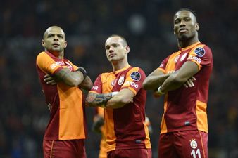 GIF: Wesley Sneijder pulls off a cheeky pass with his ass