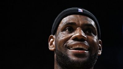 Video: Just look at the air that LeBron achieves to slam home this Alley-Oop