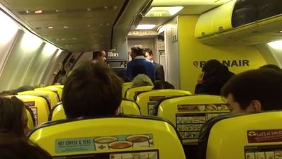 Video: Passenger records long delay on Ryanair flight