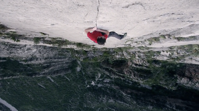 Don’t look down… Rock climber hangs from a 457m cliff without any safety equipment