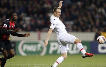 Ten of the best first touches of all time (featuring Baggio, Berbatov, Bergkamp… and Simon Cox)