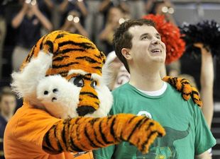 A stroke of genius: Basketball fan sinks brilliant 95-foot putt to win himself a brand new car