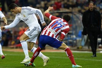 Video: Atletico Madrid’s Javier Manquillo falls horribly on his neck after aerial challenge with Cristiano Ronaldo