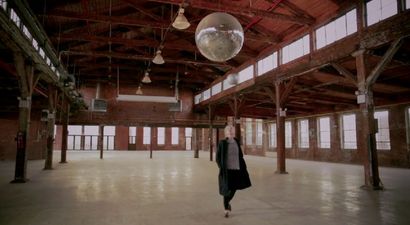 Video: St. Vincent shows the silkiest football skills from a musician you’ll see today