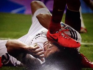 Vine: Did Sergio Busquets mean to stamp on Pepe’s head during last night’s Clasico?