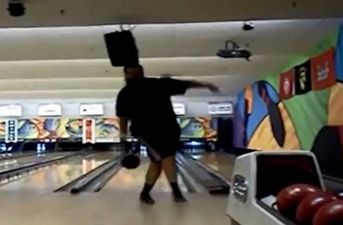 Video: Man sets world record for ten-pin backwards bowling with amazing score of 280