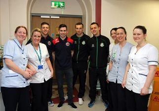 Pic: Deadliest Dublin rivals join forces to visit the kids in Temple Street