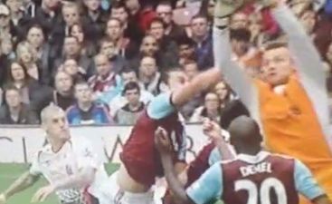 Vine: Andy Carroll clearly fouls Mignolet in lead up to West Ham equaliser