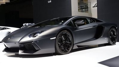 Video: Watch in horror as driver smashes €360,000 Lamborghini into oncoming car