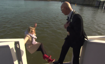 Video: Dutch reporter goes for a dip during interview with local mayor