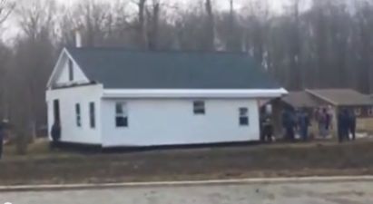 Video: When the Amish move house, they really move house