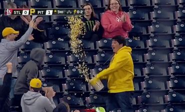 Video: Baseball fan brilliantly uses tub of popcorn to make a perfect catch