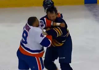 Video: Medium-sized ice-hockey player levels giant ice-hockey player with brutal left hook