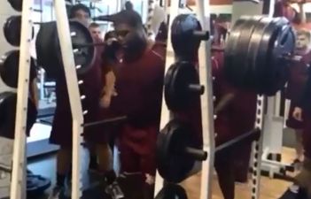 Video: College football offensive lineman squats 365kg with barely a bother on him