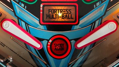 Video: Pinball wizard gets ball stuck between bumpers