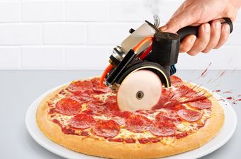 Sound pilot buys 50 pizzas to feed passengers delayed on runway