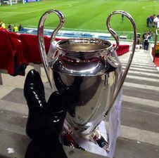 Pic: Xabi Alonso puts his feet up with the Champions League trophy