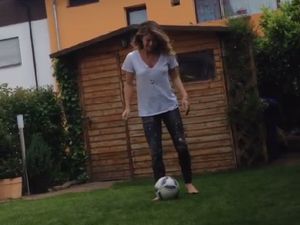 Video: Andre Schurrle’s girlfriend shows off some pretty decent football skills
