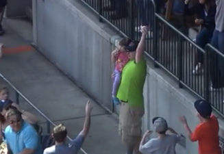 Video: Detroit Tigers fan grabs baseball while holding young daughter