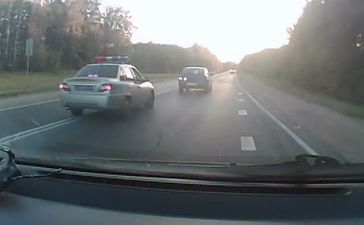 Video: Russian crook forces police car off road during high-speed pursuit