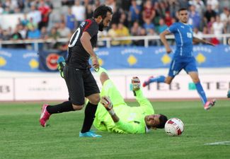 Video: Turkish international misses open goal from three yards out