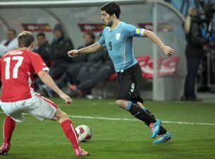 Pics: They’re not making a big deal of Luis Suarez’s injury in Uruguay at all