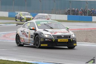 Irishman Árón Smith picks up victory in British Touring Car Championship