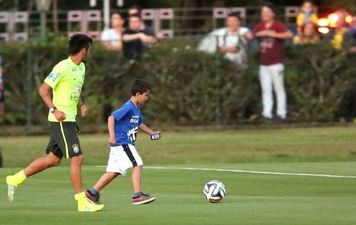 Video: Neymar stops for selfie with young pitch invader