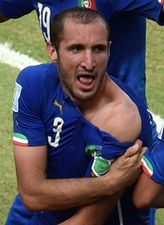 Giorgio Chiellini’s shoulder makes its Twitter debut in style