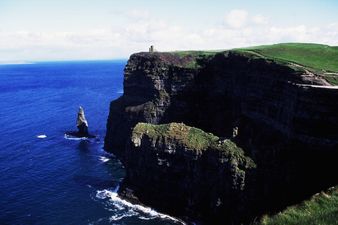 Video: This Mayo man went Sea Kayaking underneath the Cliffs of Moher and it looks amazing