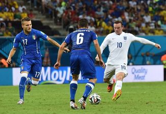 Vine: We still can’t believe this astonishingly bad corner by Wayne Rooney actually happened