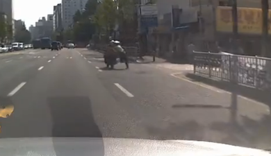 Video: Korean biker drags traffic cop 200m after failing to accept a ticket