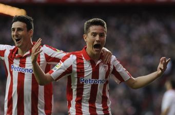 Pic: Yes Manchester United fans, that’s Ander Herrera holding a Manchester United jersey with Bobby Charlton