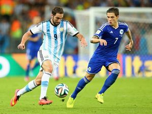 Transfer Talk: Higuain being chased by Chelsea, Arsenal and United, plus Balotelli back to England?