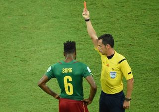 Vine: Alex Song sees red for an incredibly stupid elbow into Mario Mandzukic’s back